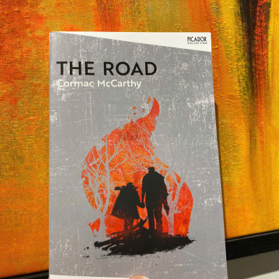 Sách - The Road: Pulitzer Prize Winner & National Bestseller by Cormac McCarthy - English Novel / Sách Ngoại văn Nhập khẩu