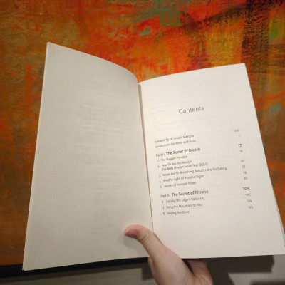 Sách - The Oxygen Advantage: The simple, scientifically proven breathing technique that will revolutionise your health and fitness by Patrick McKeown