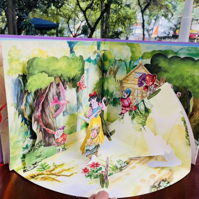 [phiên bản pop-up dựng hình in màu toàn bộ] (bìa cứng) NÀNG BẠCH TUYẾT VÀ 7 CHÚ LÙN - Truyện cổ Grimm - TrươngPhuongBooks