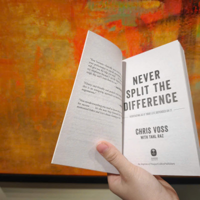 Sách - Never Split the Difference: Negotiating As If Your Life Depended On It by Chris Voss - Mass Market Paperback US - Ngoại văn nhập khẩu