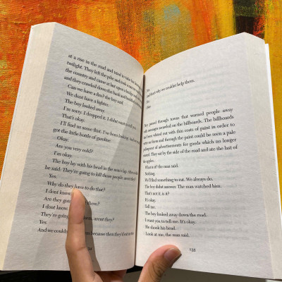 Sách - The Road: Pulitzer Prize Winner & National Bestseller by Cormac McCarthy - English Novel / Sách Ngoại văn Nhập khẩu