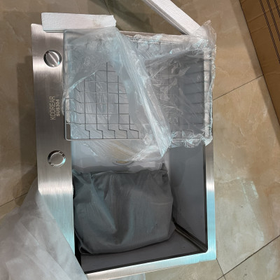 Chậu rửa bát 1 hố inox dập đúc kích thước 60x45x23cm. Sản phẩm bao gồm chậu, khay đựng, xifong. Bề mặt bóng mờ. Bền đẹp, dễ dàng vệ sịnh lau rửa. CRĐ201-01