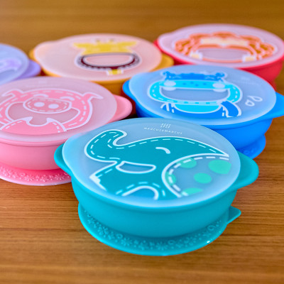 Bát tập ăn silicon có nắp và đế hút chân không chống đổ cho bé Marcus & Marcus, từ 12 tháng - Ollie