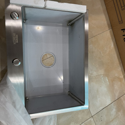 Chậu rửa bát 1 hố inox dập đúc kích thước 60x45x23cm. Sản phẩm bao gồm chậu, khay đựng, xifong. Bề mặt bóng mờ. Bền đẹp, dễ dàng vệ sịnh lau rửa. CRĐ201-01