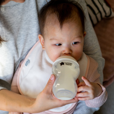 Bình Sữa Ty Siêu Mềm Tự Nhiên Tommee Tippee Natural Start 150ml, Núm Ty Của Bình 0-3 Tháng (Bình đôi)