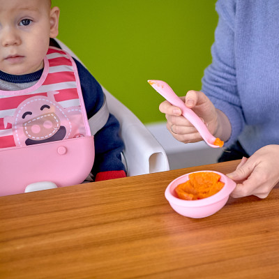 Bộ bát và thìa nghiền thức ăn silicon cho bé Marcus & Marcus, từ 6 tháng - Hồng