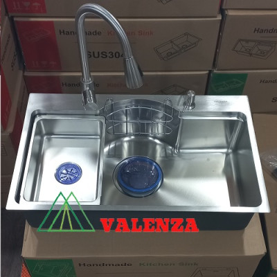 Combo chậu rửa chén bát 1 hố lớn Valenza dạng ĐÚC dày 3,5 li kiểu dáng Hàn Quốc inox 304 100% kèm vòi rửa bát rút dây Valenza sus304, bộ xả to ngăn mùi, khay inox kín-TẶNG BÌNH NƯỚC RỬA CHÉN