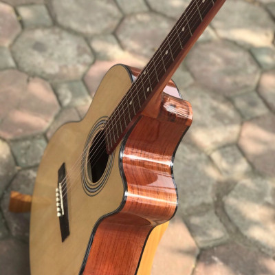 Guitar Acoustic Khuyết SAG04C - Âm vang, trong - Bấm không đau tay