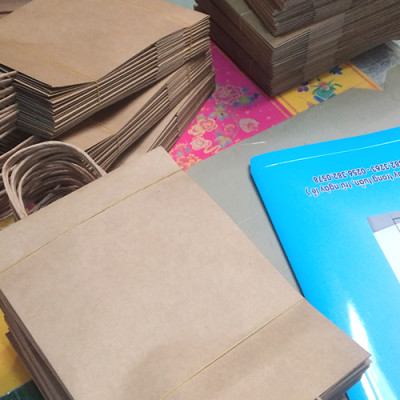 Túi giấy kraft nâu dày giá rẻ cho shop cửa hàng văn phòng phẩm (bán sỉ 10 túi/ 1 xấp).