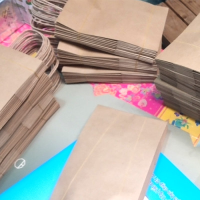 Túi giấy kraft nâu dày giá rẻ cho shop cửa hàng văn phòng phẩm (bán sỉ 10 túi/ 1 xấp).