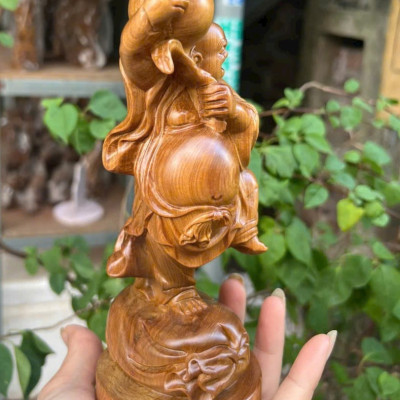 Tượng phật di lặc vác đào bằng gỗ bách xanh thơm nức cao 20x8x8cm 