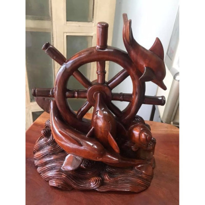 Tượng Gỗ Mỹ Nghệ Chạm 3 Con Cá Heo Gỗ Gõ vui lượn trên bánh vô lăng Size Cao 30cm Ngang 30cm Sâu 12cm Ý nghĩa cá heo tượng trưng cho sự may mắn điềm lành tốt Anh Chị trưng bày trang trí đẹp ạ