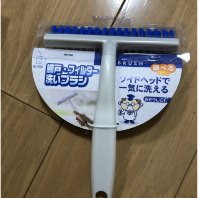 Bàn chải vệ sinh rèm cửa, cửa kính đa năng Kokubo 26cm có móc treo tiện dụng - Made in Japan