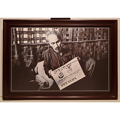 Ảnh gốc in dầu – Bác Hồ đọc báo ( đen trắng)