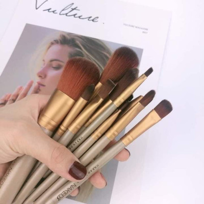 Set  cọ tán phấn 12 món kèm hộp đựng đa năng cao cấp ,đầu cọ mềm mịn và bám phấn , cán cọ dài thích hợp khi cầm ,thiết kế tinh xảo xinh xắn 