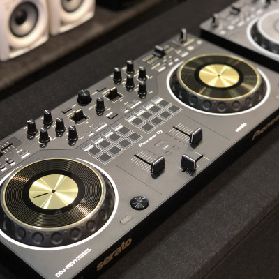 Máy DJ Controller 2 kênh sử dụng Serato  DJ  DDJ REV1 phiên bản viền vàng Pioneer  - Hàng chính hãng