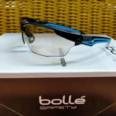 KÍNH BẢO HỘ BOLLE TRYON, Lớp phủ Platinum có khả năng chống xước cao, chống lại các hóa chất mạnh nhất và làm chậm sự xuất hiện của sương mù.  Bảo vệ 99,9% tia UVA/UVB