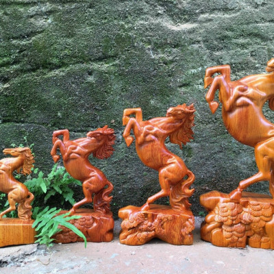 Tượng con ngựa tượng phong thủy gỗ hương kt cao 40×22×10cm