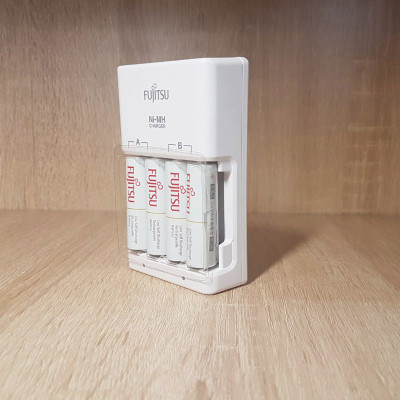 Box sạc kèm 4 pin AA Fujitsu HR-3UTC 1900mAh hàng nội địa box Nhật - made in JAPAN (trắng) Hàng Nhập Khẩu