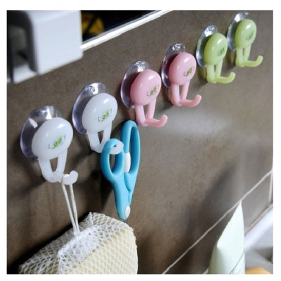 Set 02 chiếc móc treo đa năng Inomata có núm hít - Giao màu ngẫu nhiên