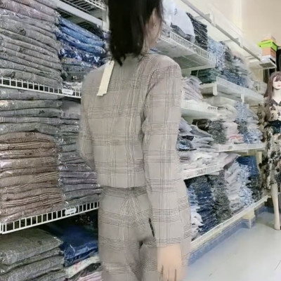 Set áo vest croptop và quần kẻ sọc cao cấp.