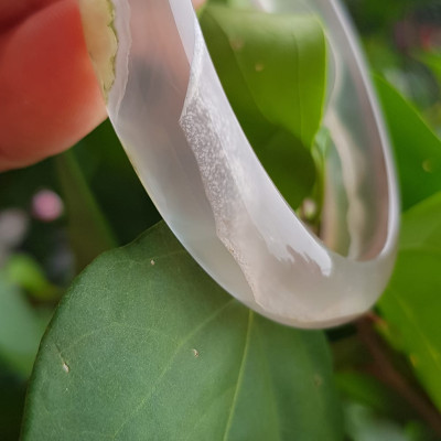 Vòng tay phong thuỷ Nữ Bản Hẹ Đá Mã Não Trắng trong vân hoa đẹp Vòng màu trắng trong Ni 50mm x Cao 12mm x dầy 6,5mm Hợp nữ mệnh kim mệnh Thủy ạ