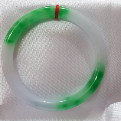 Vòng tay Nữ Đá Cẩm Thạch mới TR Lý 57 mm x cọng 7,5mm Màu Xanh lý tươi trắng 2 bên đều vòng đẹp Nữ 55kg - 64kg đeo đẹp món quà tặng chính mình và người thân đeo đẹp ạ