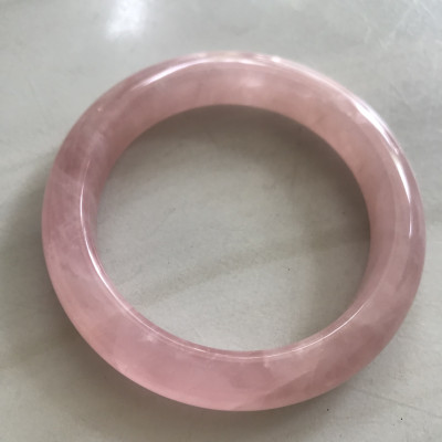 Vòng Thạch Anh Hồng Tự Nhiên Bản Hẹ Mới đẹp Ni 52mm Cao 11mm Dầy 8mm Màu Hồng xinh bóng đẹp Nữ mệnh Hỏa mệnh Thổ tay nhỏ đeo 45kg - 52 kg ạ