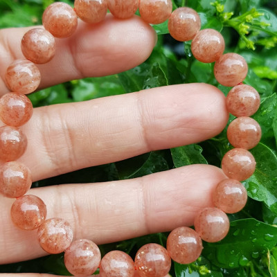 Vòng tay nữ đá mặt trời Sunstone Size 8li hay 8mm đẹp quyến rũ sang trọng đem lại sự tự tin Nổi bật bởi tông màu hồng cam nhẹ nhàng lấp lánh của đá mặt trời Sunstone tượng trưng cho thần mặt trời đẹp Đá Sunstone phù hợp với người mệnh Thổ và mệnh Hỏa ạ