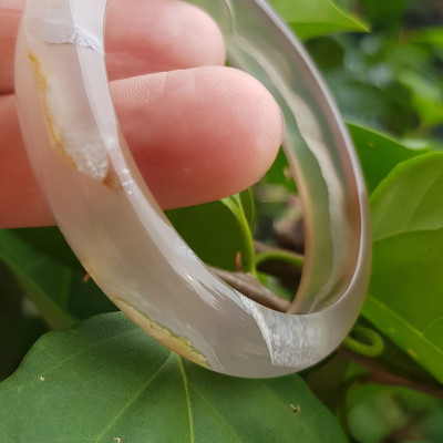 Vòng tay phong thuỷ Nữ Bản Hẹ Đá Mã Não Trắng trong vân hoa đẹp Vòng màu trắng trong Ni 50mm x Cao 12mm x dầy 6,5mm Hợp nữ mệnh kim mệnh Thủy ạ