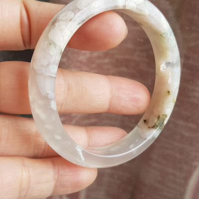 Vòng tay Nữ Bản Hẹ Đá Mã Não Bông Hoa tuyết trắng trong bóng 1 bên đều đẹp  Ni 53mm x Cao 11mm x dầy 6,5mm Nữ mệnh Kim mệnh Thủy 50kg - 54kg đeo xinh đẹp tay ạ