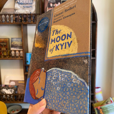 Sách - The Moon of Kyiv by Gianni Rodari | English Children Picture Book / Hardcover / Ngoại văn