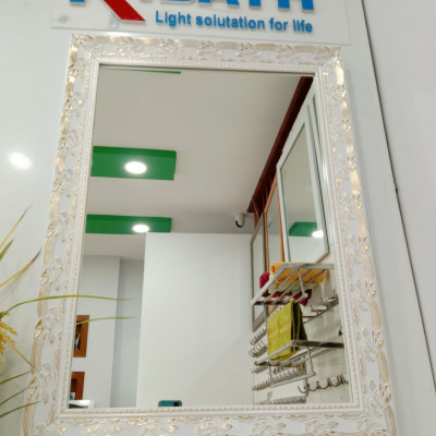 Gương soi Kibath khung màu trắng bảng 6 phân họa tiết vàng KT 60x80 cm, KB-129