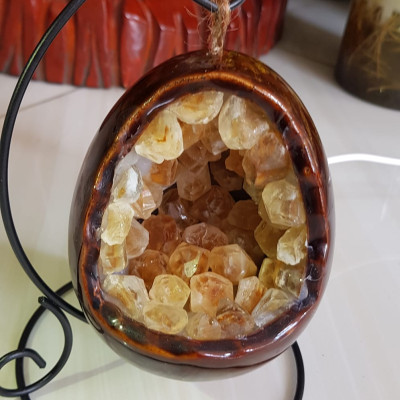 Miếng thạch anh Vàng tự nhiên hốc sâu có đế kiểu có đèn điện công dụng hút tài lộc cả chân Cao 16cm đk 12cm miếng Vàng cao 10cm đk 8cm Anh Chị để bàn trang trí nhà bàn thờ Thần Tài và treo trong phòng làm đèn ngủ may mắn màu Vàng Anh thật sự rất tốt đẹp ạ