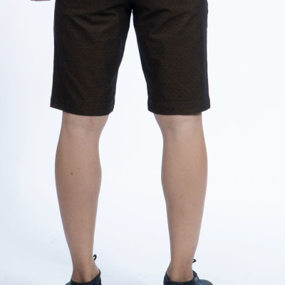 Quần Short khaki nam Novelty nâu đen chấm bi NSKMHTNCSR1901790