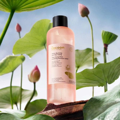 Nước Tẩy Trang Sen Hậu Giang Sạch Bụi Siêu Mịn PM1.0, Có Prebiotics Dịu Êm Cho Da Rất Nhạy Cảm Cocoon 500ml