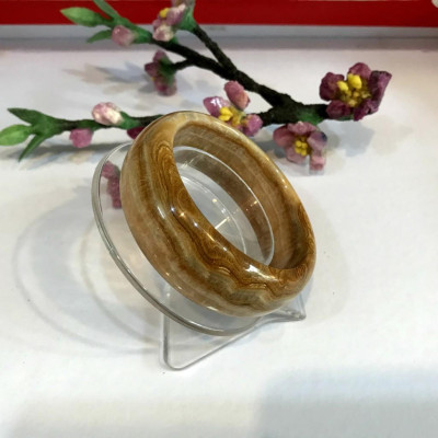 Vòng tay đá tự nhiên màu vàng vân bản to 2 cm cho bóng và có vân