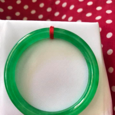 CHIẾC VÒNG TAY PHONG THỦY ĐÁ CẨM THẠCH LÝ ĐẸP K 54MM x DẦY 8MM  MÀU XANH LÁ ĐỀU BÓNG ĐẸP NỮ MỆNH HỎA MỘC  NỮ CÂN NẶNG 53kg đến 64kg Đeo Đẹp Tay ạ