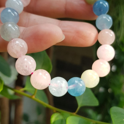 Chiếc Vòng Beryl đa sắc màu tự nhiên hạt size 9mm màu sáng bóng thiệt đẹp rẻ ạ