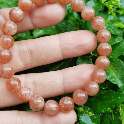Vòng tay nữ đá mặt trời Sunstone Size 8li hay 8mm đẹp quyến rũ sang trọng đem lại sự tự tin Nổi bật bởi tông màu hồng cam nhẹ nhàng lấp lánh của đá mặt trời Sunstone tượng trưng cho thần mặt trời đẹp Đá Sunstone phù hợp với người mệnh Thổ và mệnh Hỏa ạ