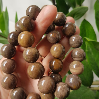 Vòng Gỗ Hóa Thạch Nam 16mm Màu Sáng Bóng Tự nhiên Gỗ Hóa Thạch Đẹp Nam đeo size vòng 16mm sang tay ạ