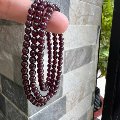 Vòng Tay Chuỗi Nữ Đá Garnet Đỏ Rượu quấn 3 vòng size hạt 4mm các Chị Em Phụ Nữ đeo lên tay xinh đẹp may mắn ạ