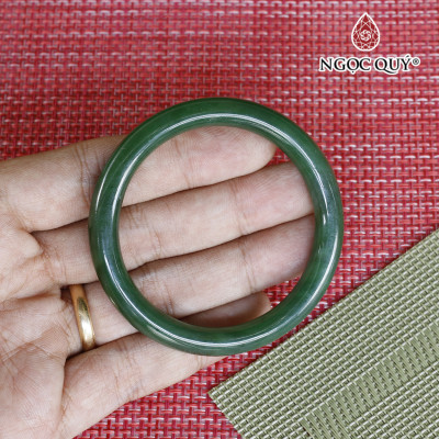 Vòng tay nguyên khối bản tròn ngọc bích nephrite mệnh hỏa, mộc - Ngọc Quý Gemstones