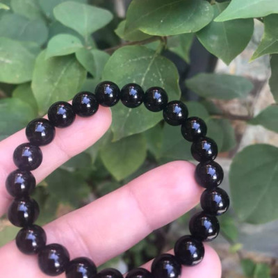 Chiếc Vòng tay đá mã não đen 8mm 22 hạt vô cung tốt ạ Màu đen Chuẩn hợp phong thủy Nữ mệnh thủy mộc Màu đen nhẹ nhàng may mắn hợp phong thủy tốt cho công việc tài lộc cho gia chủ rẻ lắm mà đẹp nhe chị em ơi