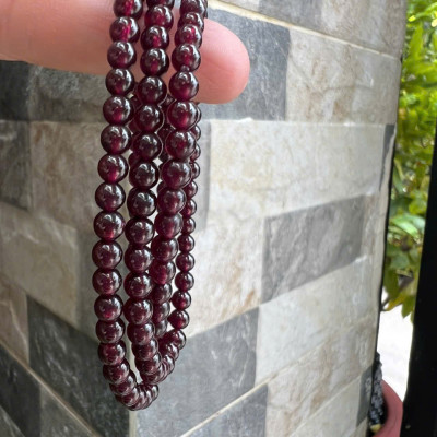 Vòng Tay Chuỗi Nữ Đá Garnet Đỏ Rượu quấn 3 vòng size hạt 4mm các Chị Em Phụ Nữ đeo lên tay xinh đẹp may mắn ạ