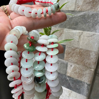 Vòng Tay Dây Đỏ Đồng Tiền Điếu Đá Cẩm Thạch Trắng Xanh Nhẹ Bóng Đẹp Nữ đeo tay may mắn xinh xắn tài lộc phù hợp cho những ai yêu thích sự đơn giản mà vẫn sang trọng ạ