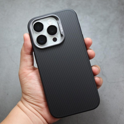 Ốp lưng chống sốc vân carbon fiber cho iPhone 15 Pro Max / 14 Pro Max / 13 Pro Max hiệu Likgus Defender trang bị viền camera kim loại, cạnh ốp dẻo TPU - Hàng nhập khẩu