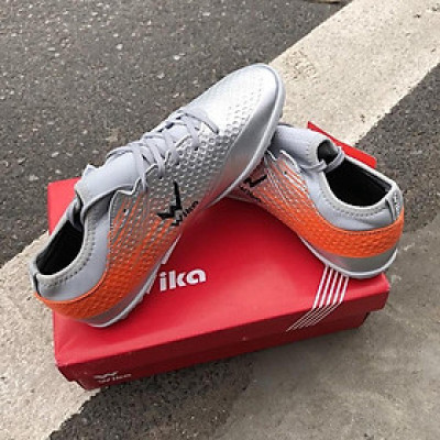 Đôi giày đá banh cao cấp siêu phẩm trên sân cỏ nhân tạo 2022-2023