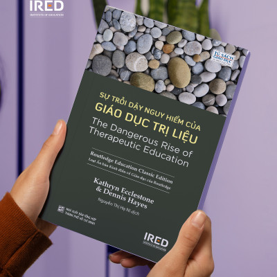 SỰ TRỖI DẬY NGUY HIỂM CỦA GIÁO DỤC TRỊ LIỆU (The Dangerous Rise of Therapeutic Education) - Loạt Ấn bản Kinh điển về Giáo dục của Routledge - Kathryn Ecclestone và Dennis Hayes (bìa mềm)