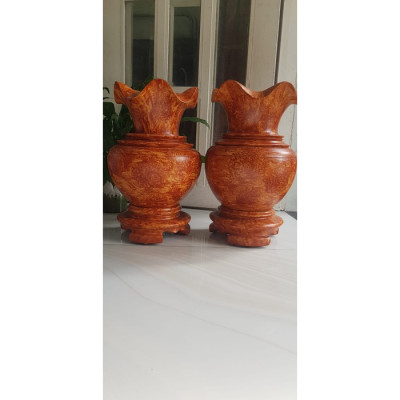Cặp Bình củ tỏi bụng tròn đẹp gỗ nu gỗ hay gỗ gõ vẽ nu cao 42cm x đk bình 25cm x chân 20cm ý nghĩa cặp bình đem đến Bình An, phú quý tài Lộc trưng phòng khách nhà đẹp lắm 2 bên bàn thờ Thần Tài sáng đẹp sang luôn ạ